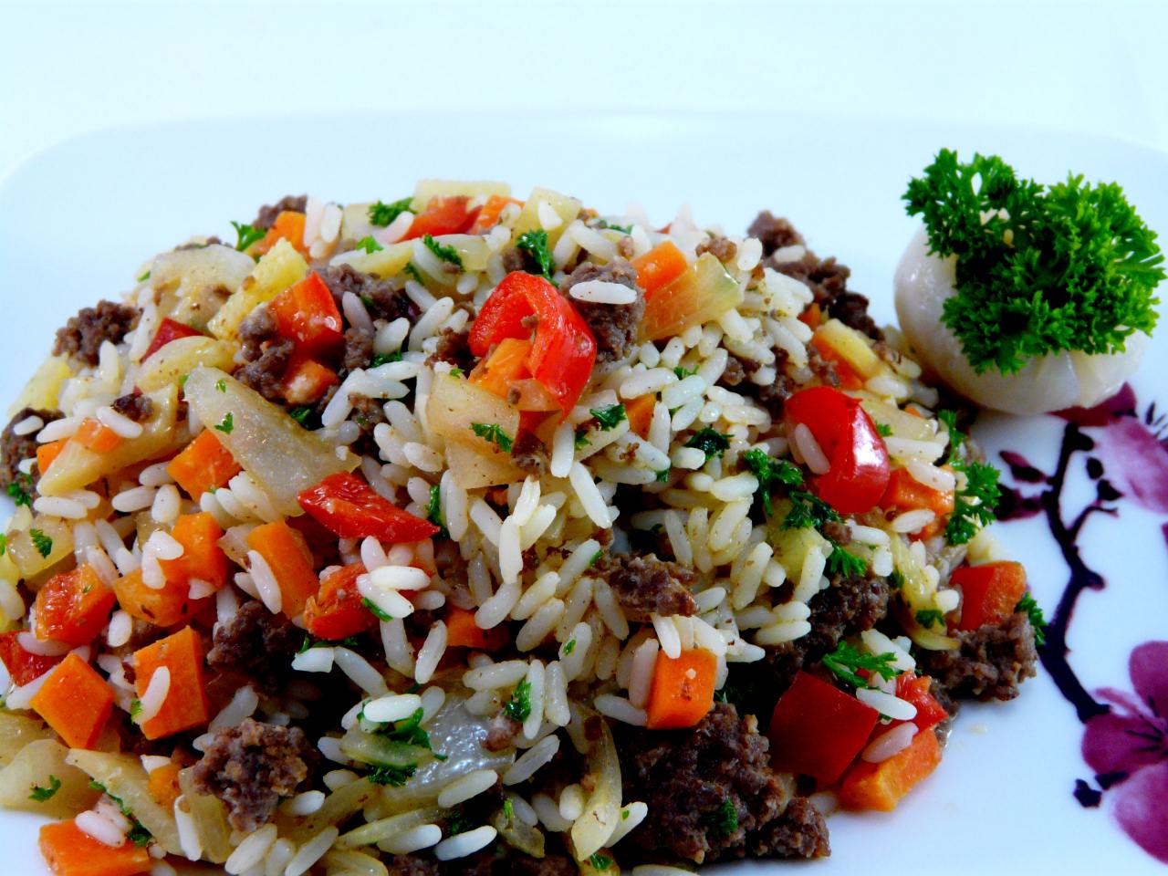 Gebratener reis aus dem wok, khao pad oder fried rice