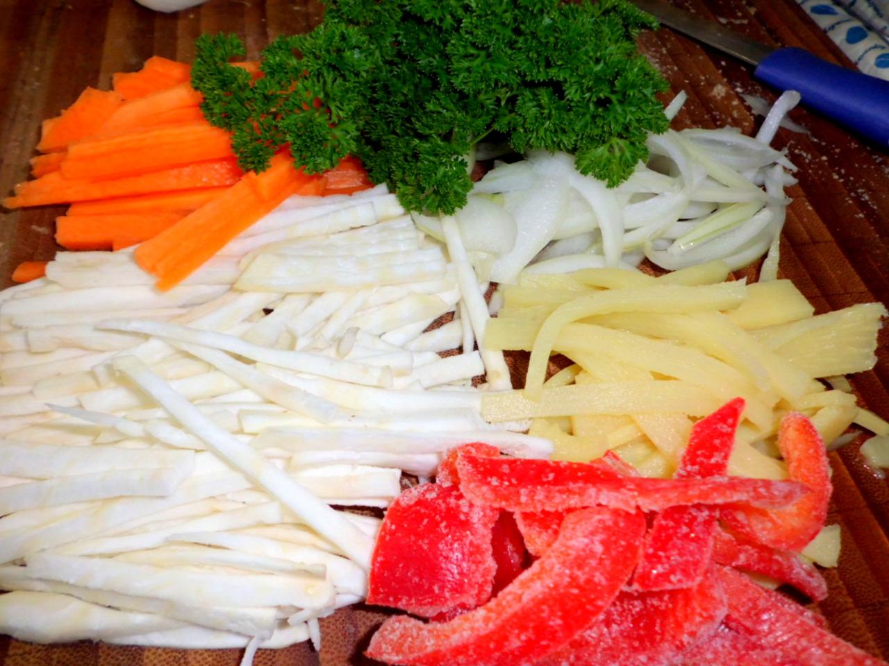 Asiatische Hühnersuppe mit frischem Gemüse,Kräuter,Gewürze und Nudeln