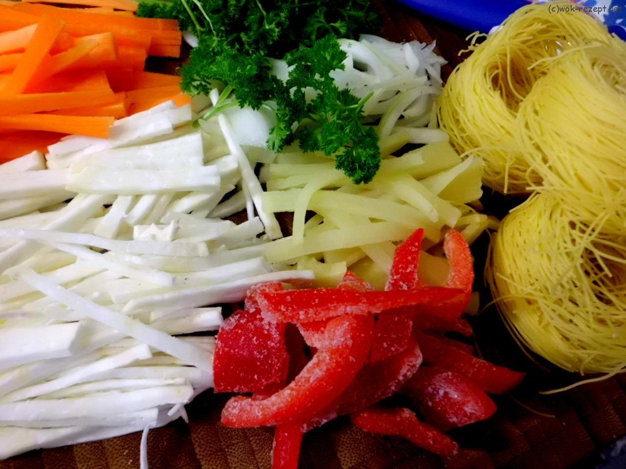 05-Gemüse und Nudeln für die Hühnersuppe - wok-rezept.net