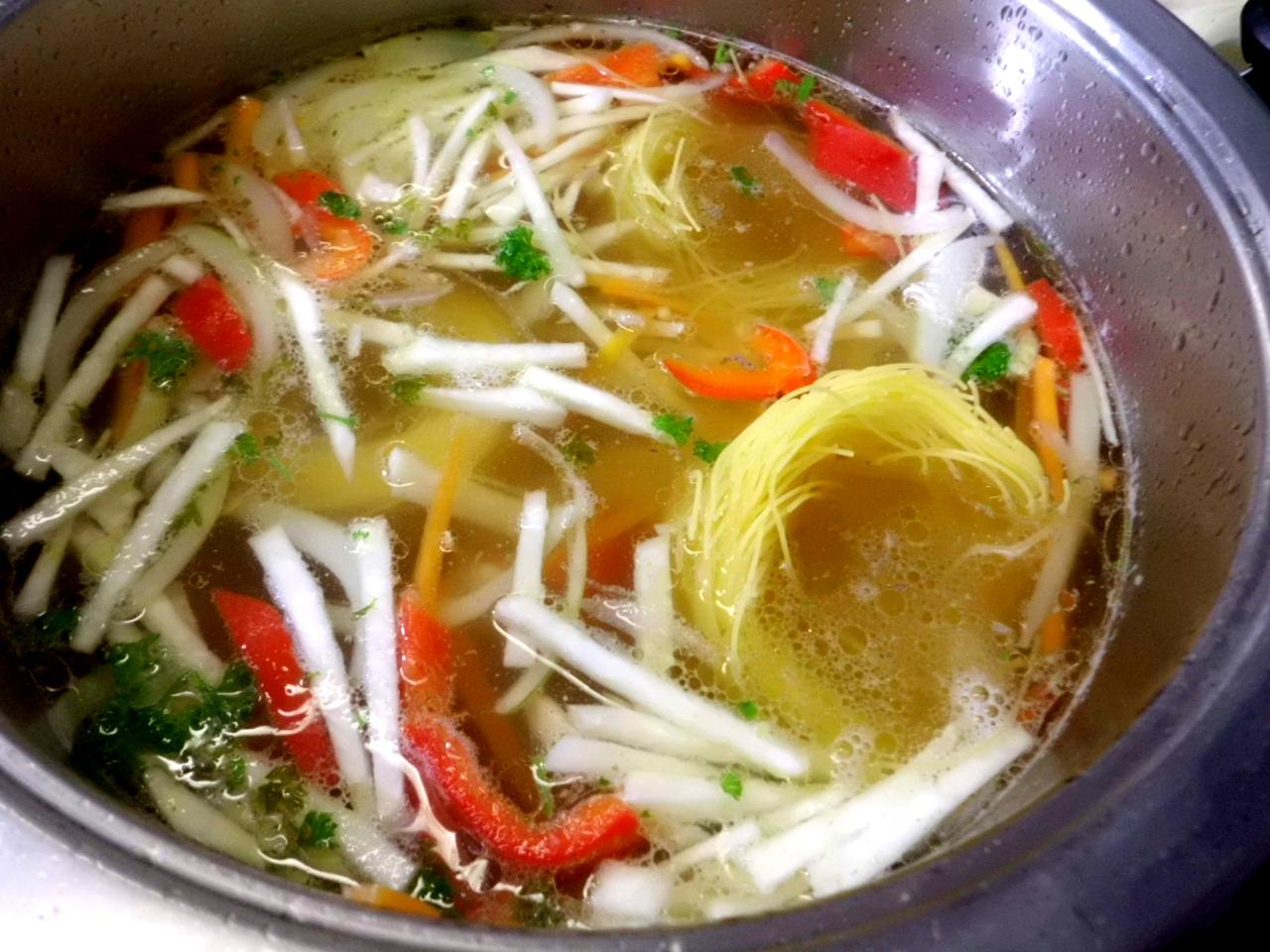 Asiatische Hühnersuppe mit frischem Gemüse,Kräuter,Gewürze und Nudeln