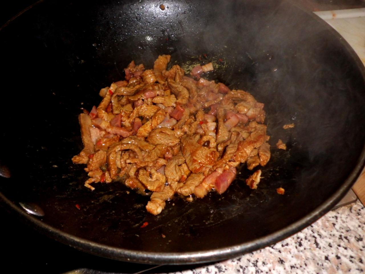Schweinefleisch süss sauer schnelles Wok Gericht mit Paprika,Ananas,