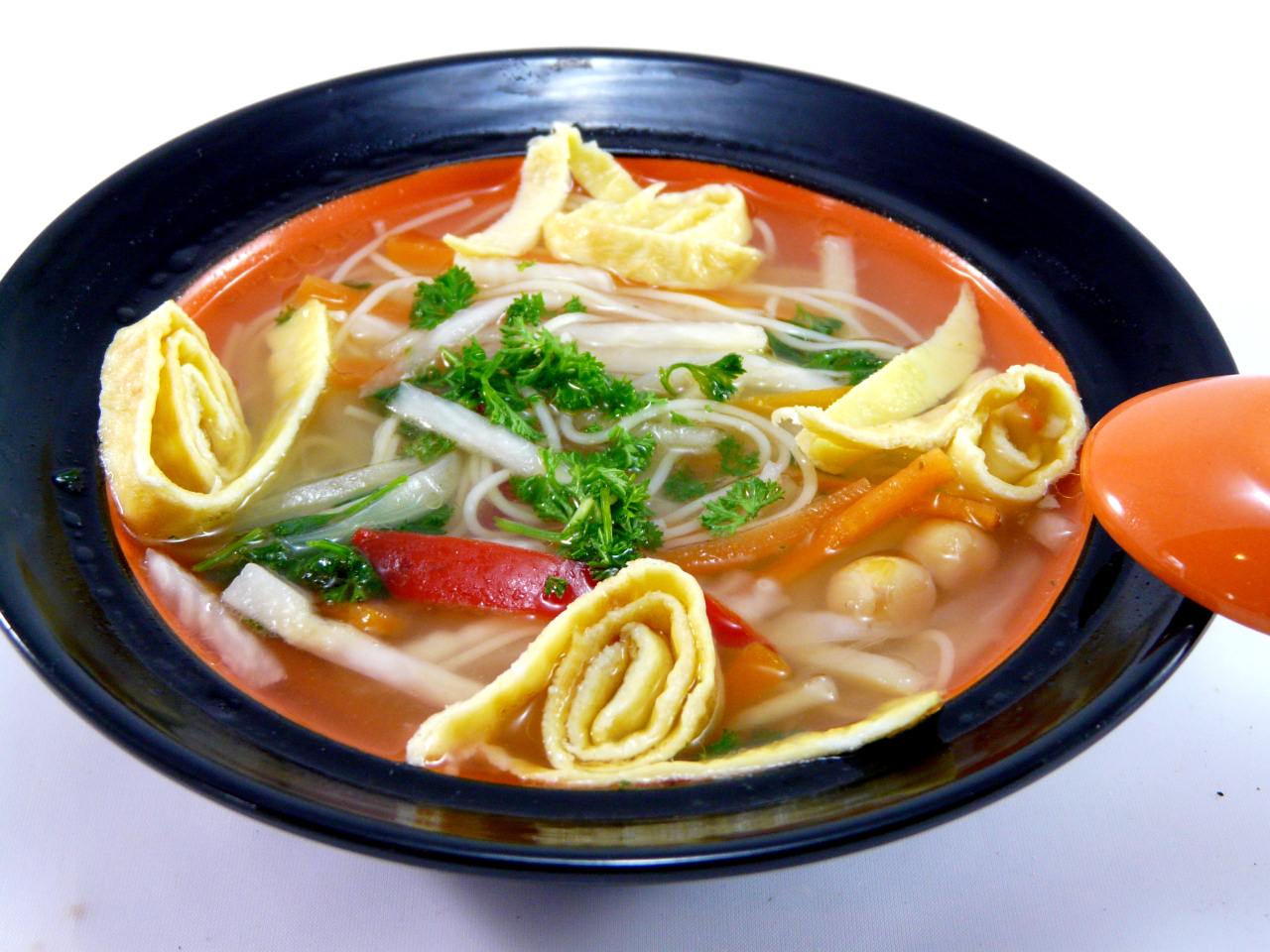 Asiatische Hühnersuppe mit frischem Gemüse,Kräuter,Gewürze und Nudeln