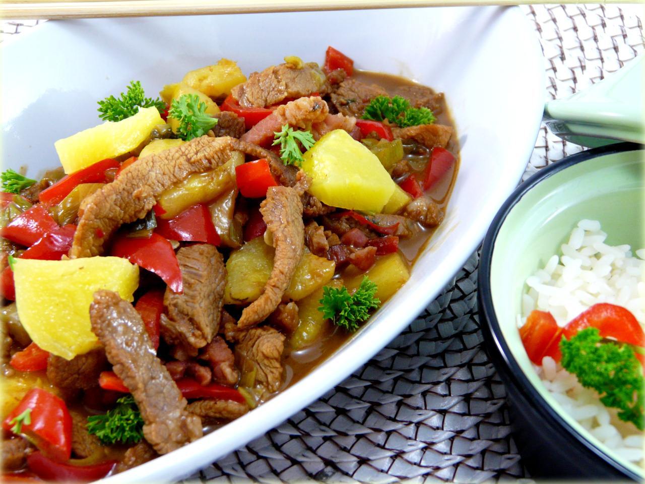 Schweinefleisch süss sauer schnelles Wok Gericht mit Paprika,Ananas,