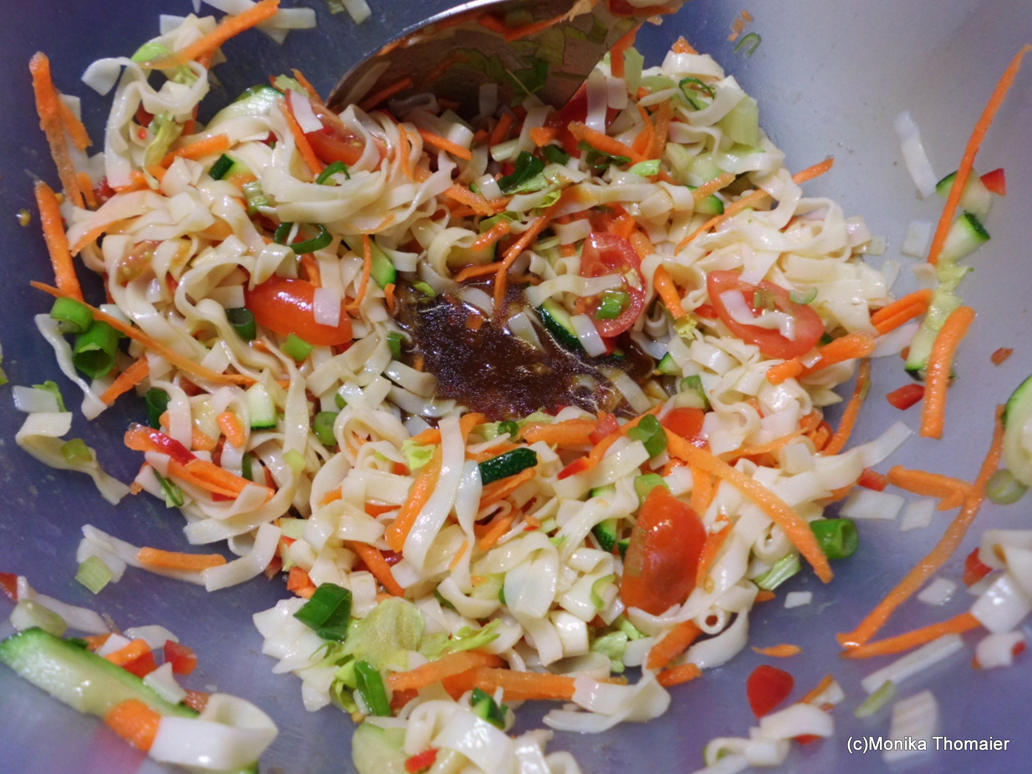 asiatischer Nudelsalat mit Gemüse leicht und schnell zubereitet
