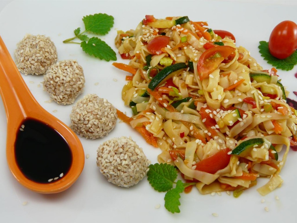 asiatischer Nudelsalat - wok-rezept.net