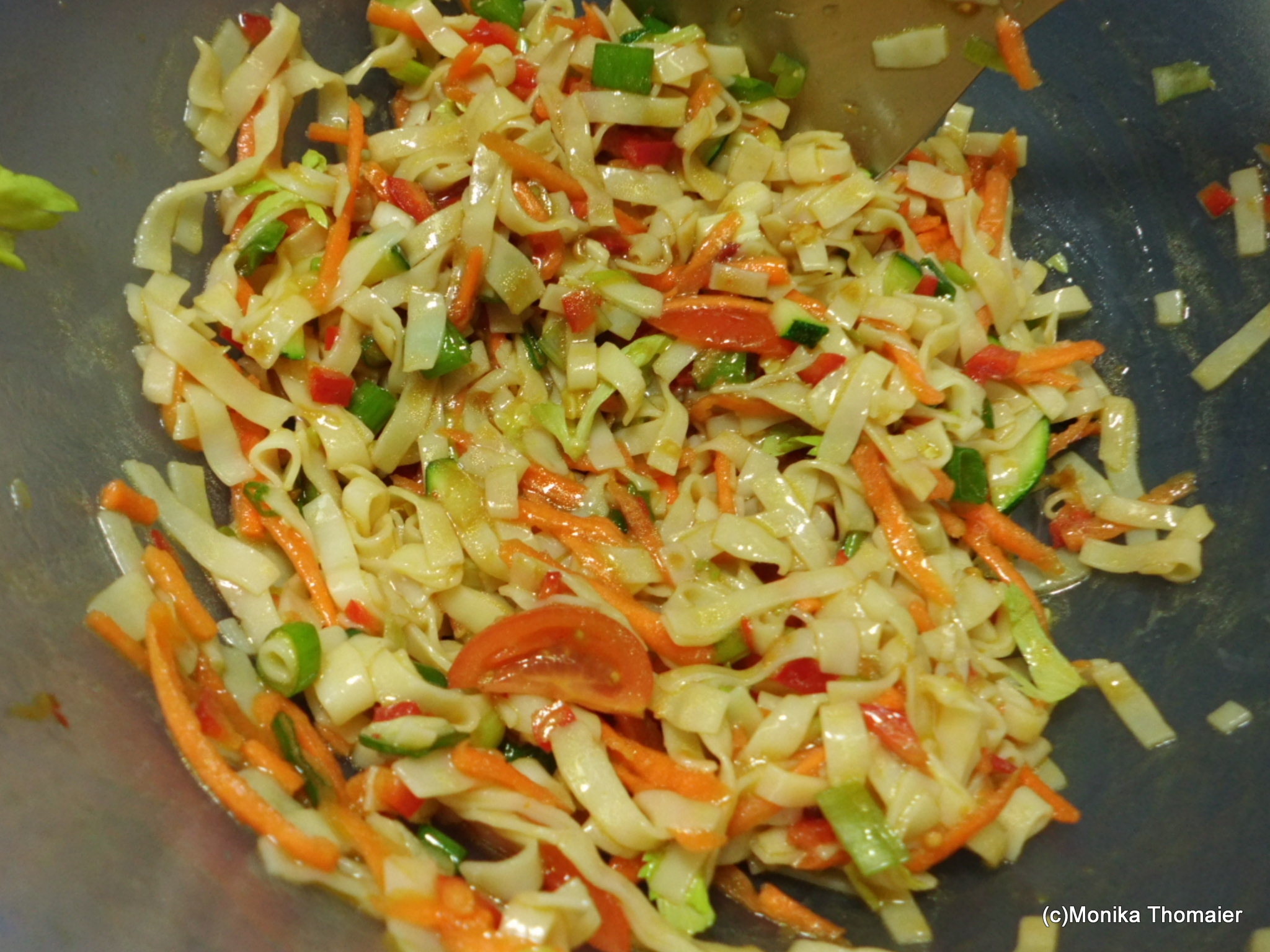 asiatischer Nudelsalat mit Gemüse leicht und schnell zubereitet