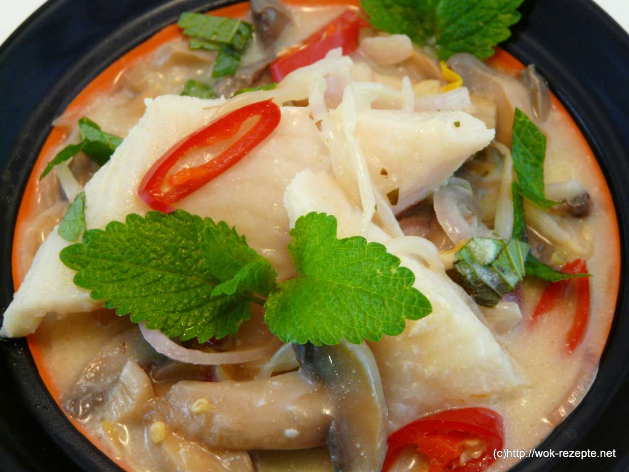 Asiatische Kokossuppe mit Fischstücke und Champignon.