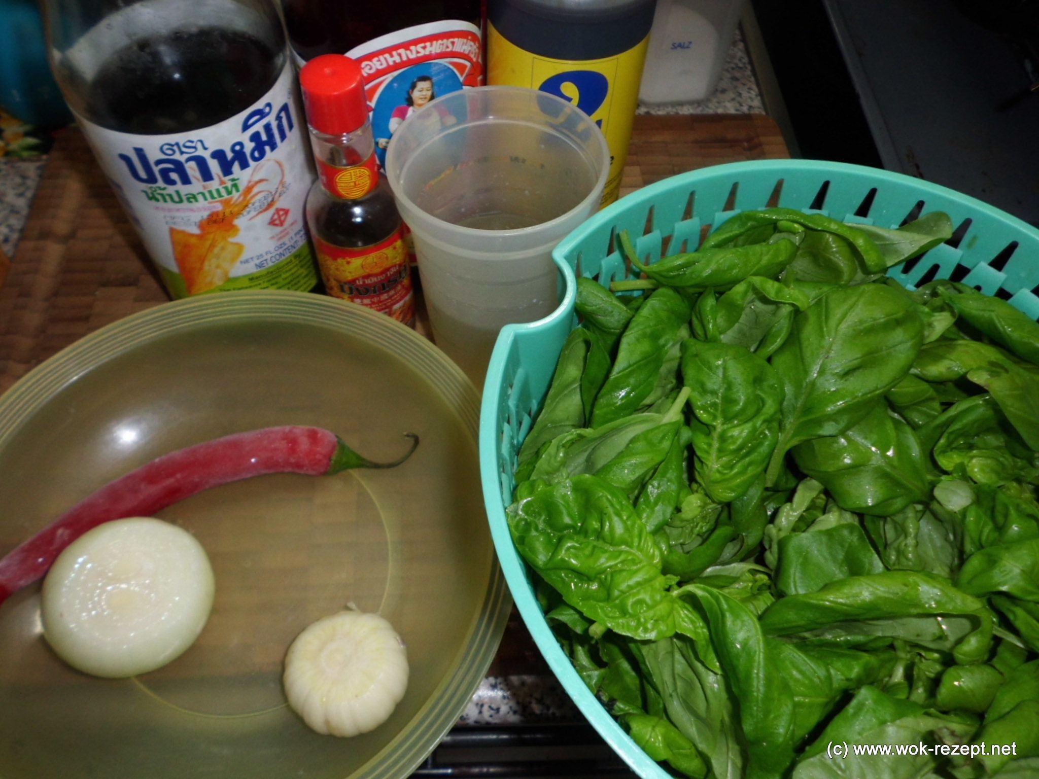 Wok Rezept eine asiatische Spezialität Lamb Pad Krapao mit Basilikum