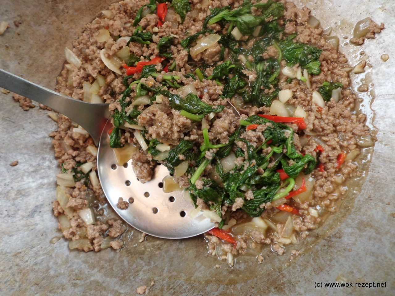 Wok Rezept eine asiatische Spezialität Lamb Pad Krapao mit Basilikum