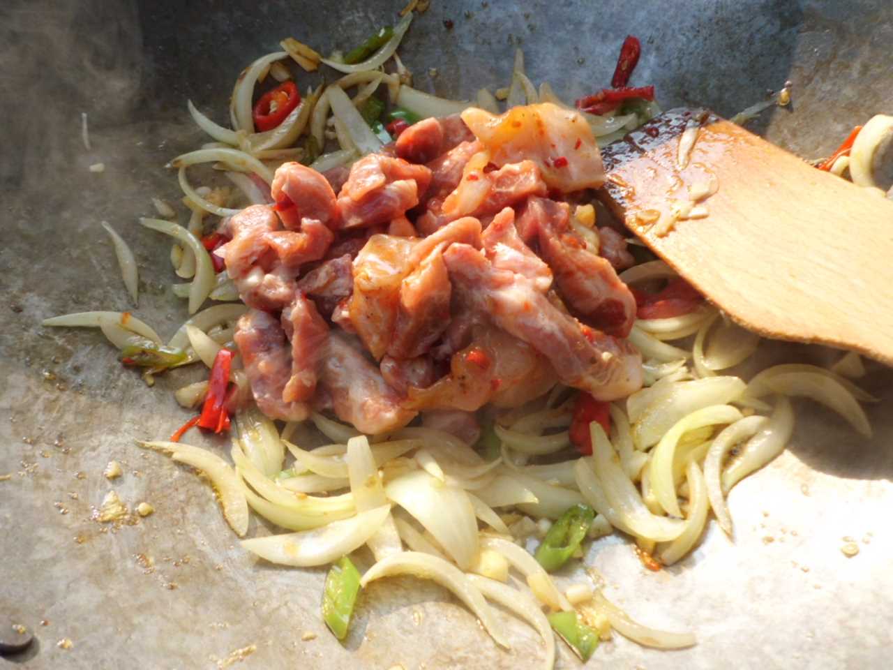 Feuriges Schweinefleisch Wok nach Thai-Art mit Mie Nudeln leicht