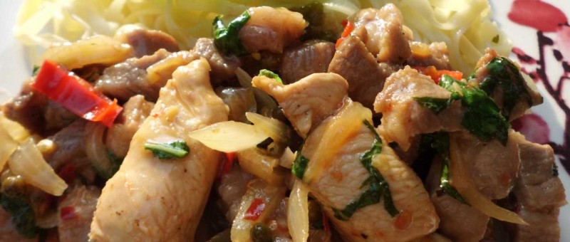 Feuriges Schweinefleisch Wok nach Thai-Art mit Mie Nudeln leicht