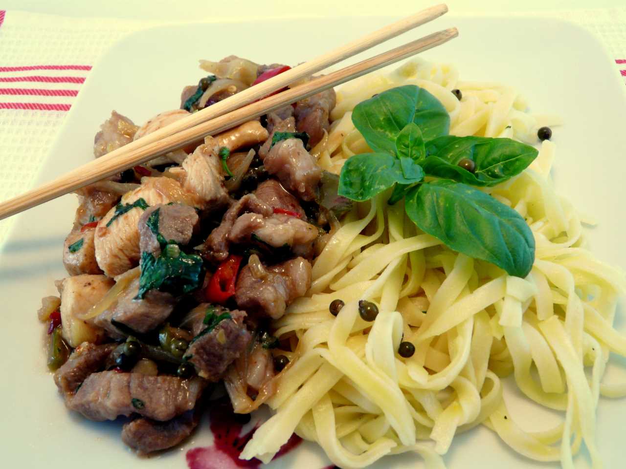 Feuriges Schweinefleisch Wok nach Thai-Art mit Mie Nudeln leicht