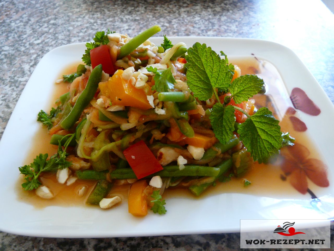 Bunter frischer Papaya Salat mit Paprika nach asiatischer Art.