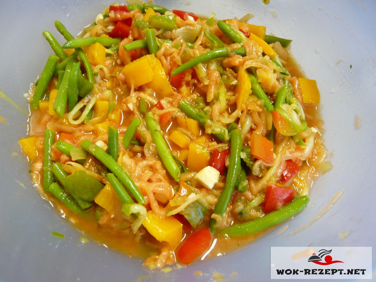 Bunter frischer Papaya Salat mit Paprika nach asiatischer Art.