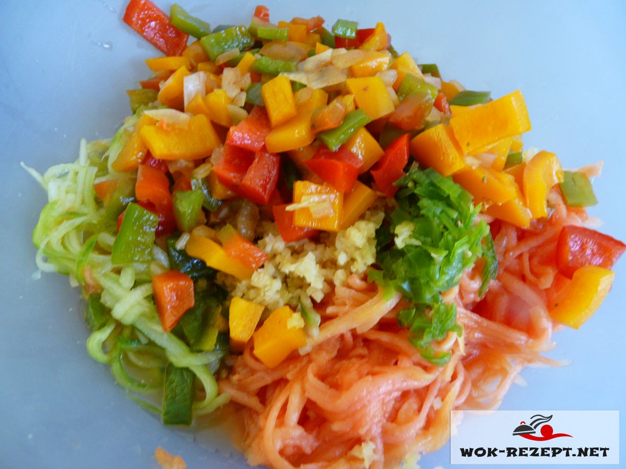 Bunter frischer Papaya Salat mit Paprika nach asiatischer Art.