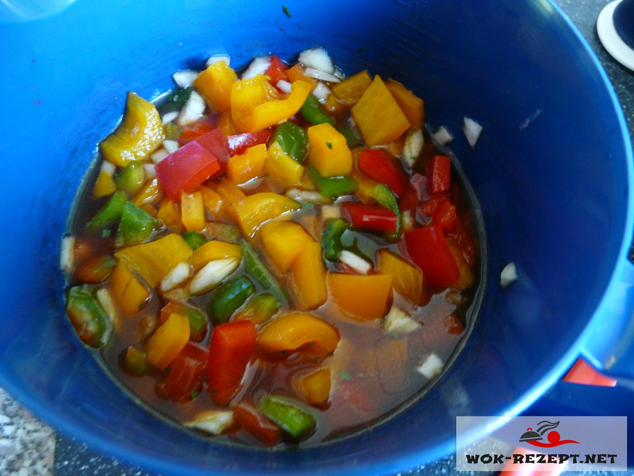 Bunter frischer Papaya Salat mit Paprika nach asiatischer Art.