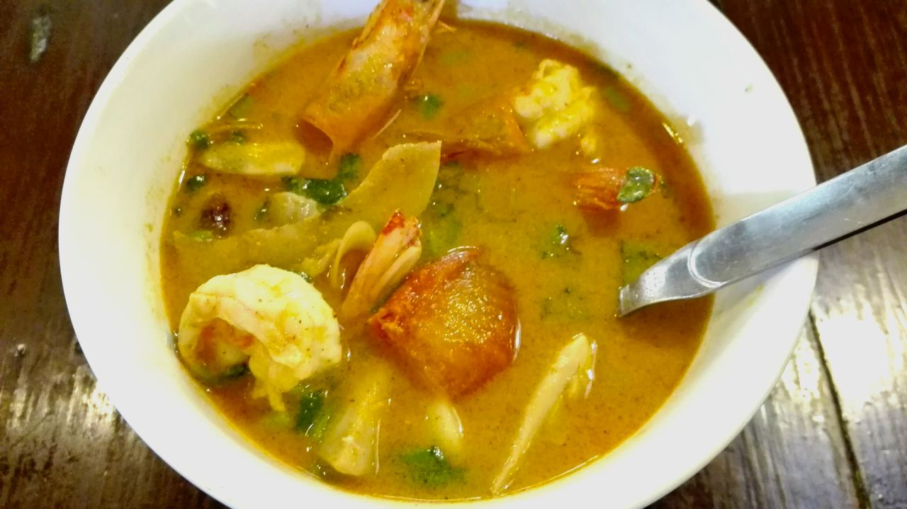 Tom Yum Goong Nam Khon oder Thai Kokossuppe mit Garnelen
