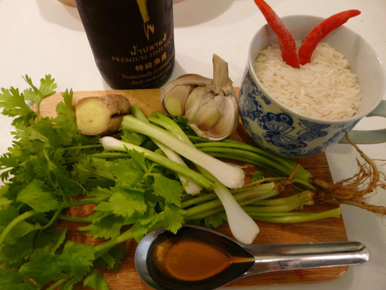 Khao Tom Reissuppe mit Ingwer thailändische Frühstückssuppe.