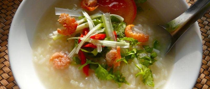 Khao Tom Reissuppe mit Ingwer thailändische Frühstückssuppe.