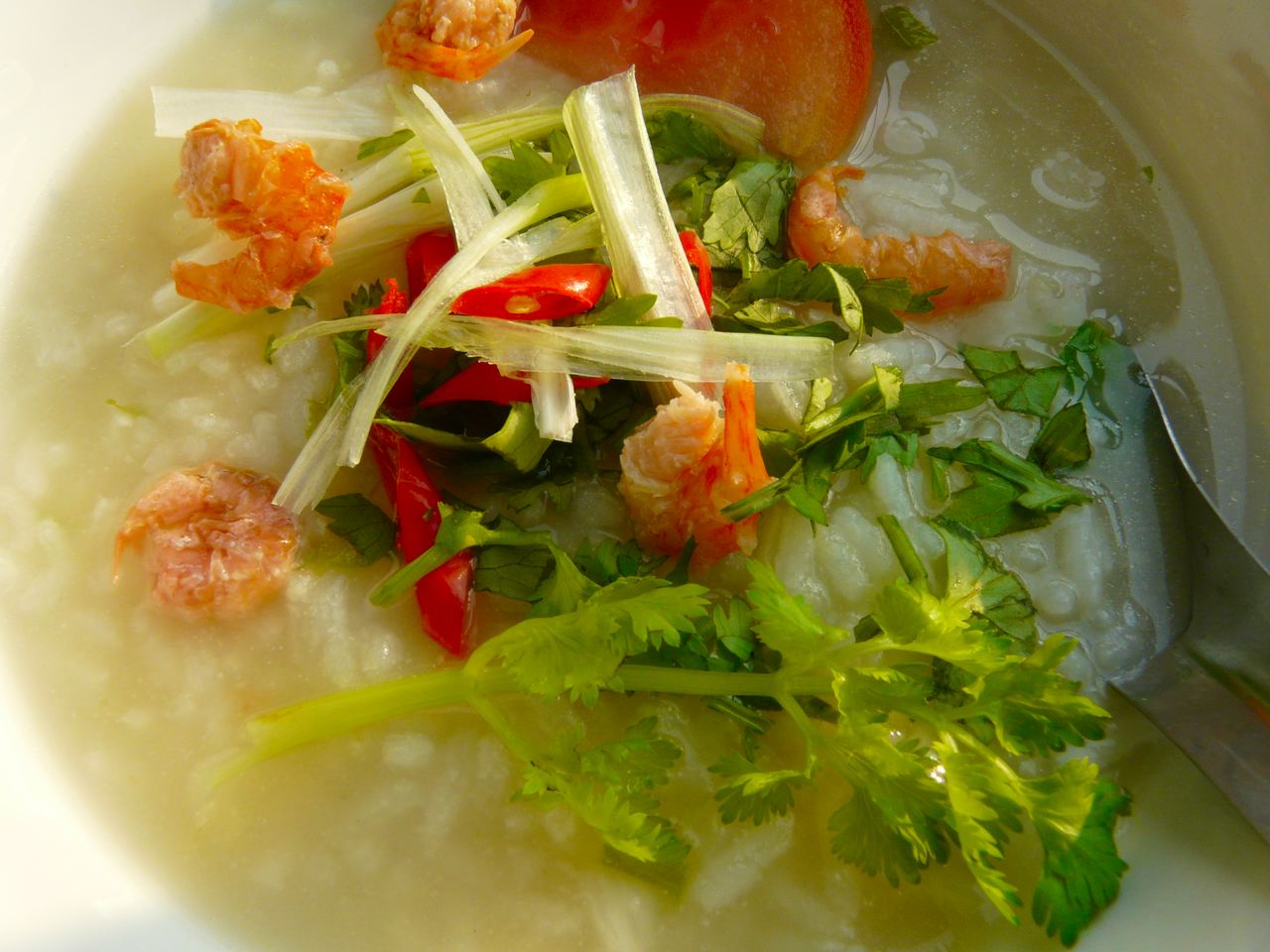 Khao Tom Reissuppe mit Ingwer thailändische Frühstückssuppe.